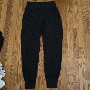 Lululemon women’s black/grey cheetah pattern joggers size 6